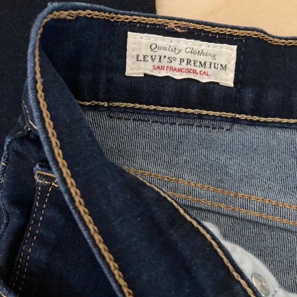 Levi's® Premium 724 HIGH RISE SLIM STRAIGHT WOMEN'S JEANS, Size 30, inseam 30 - Picture 9 of 11